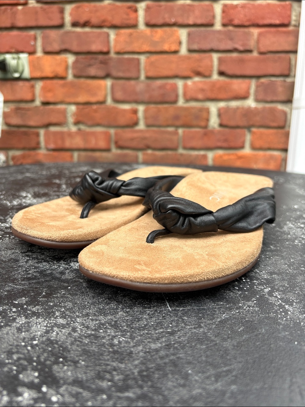 Vionic Black Pippa Knotted Thong Sandals With Suede Orthotic Footbed. size 10
